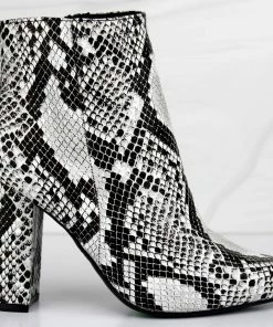 Bamboo BellFlower 09 Womens Chunky Heeled Pointed Toe Ankle Booties Women's